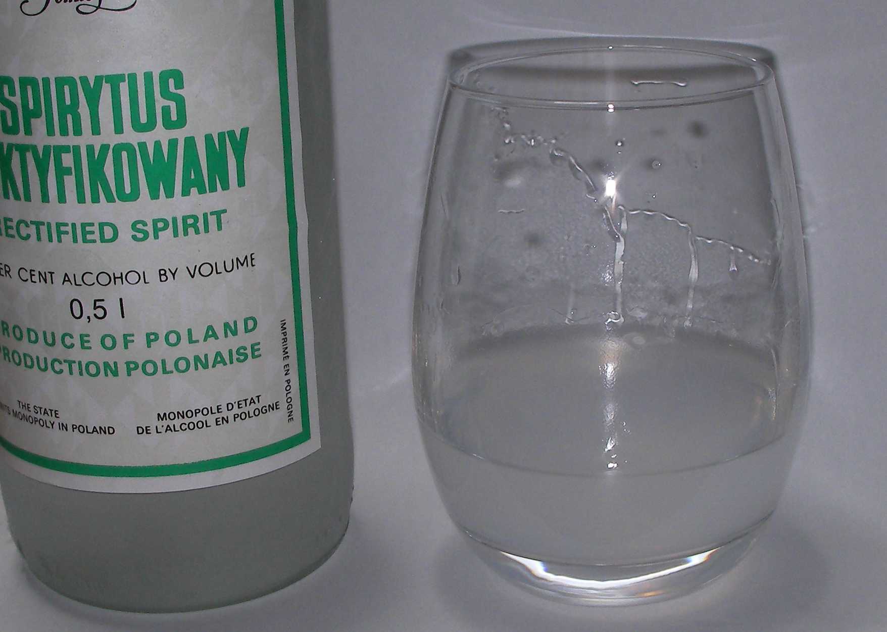 スピリタスの水割りは白い